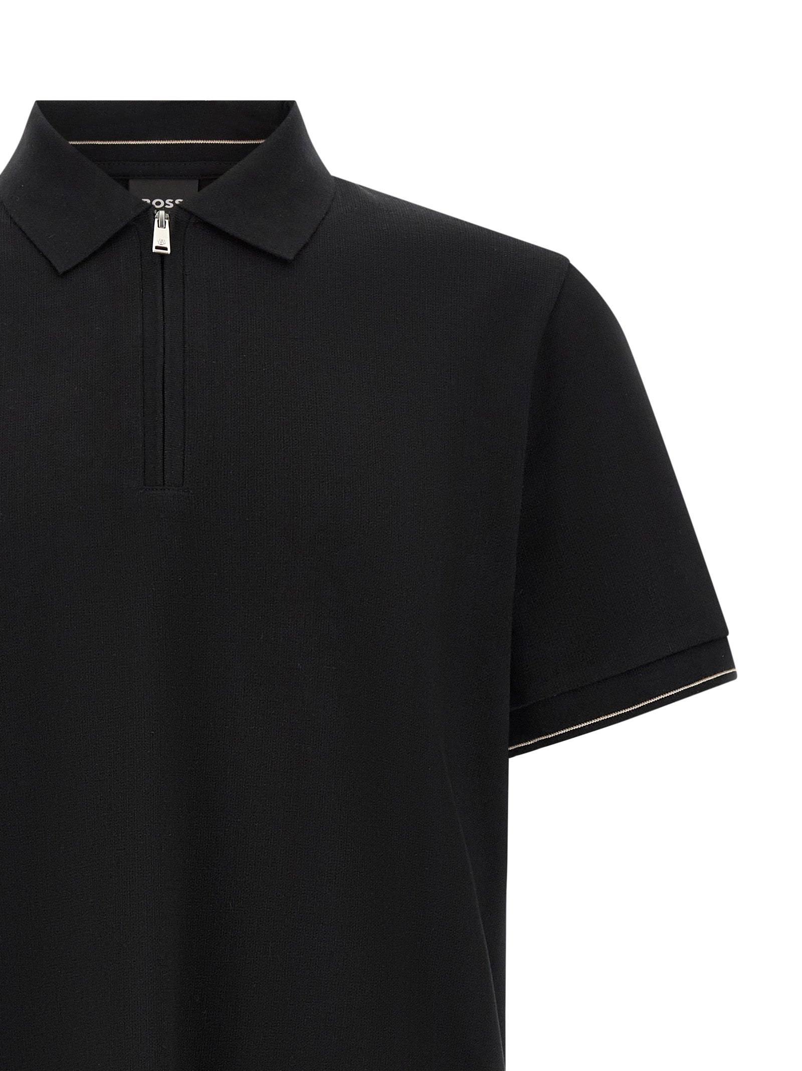 Chemise polo noire en coton de la marque Hugo Boss, vue de face, avec col classique et logo discret.
