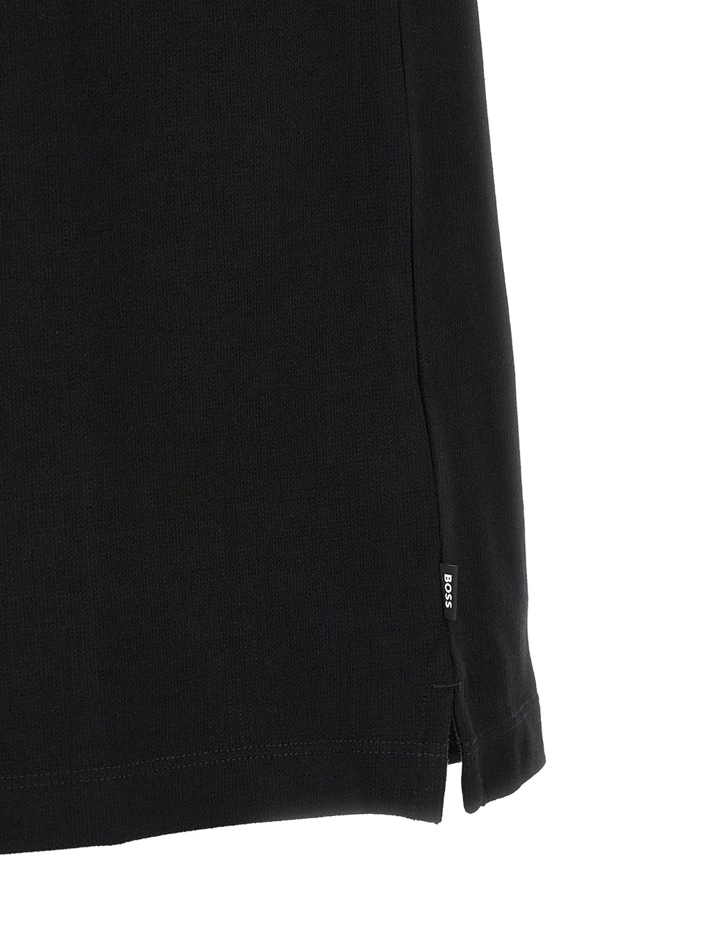 Chemise polo noire en coton de la marque Hugo Boss, vue de face, détails du col et du logo visible.