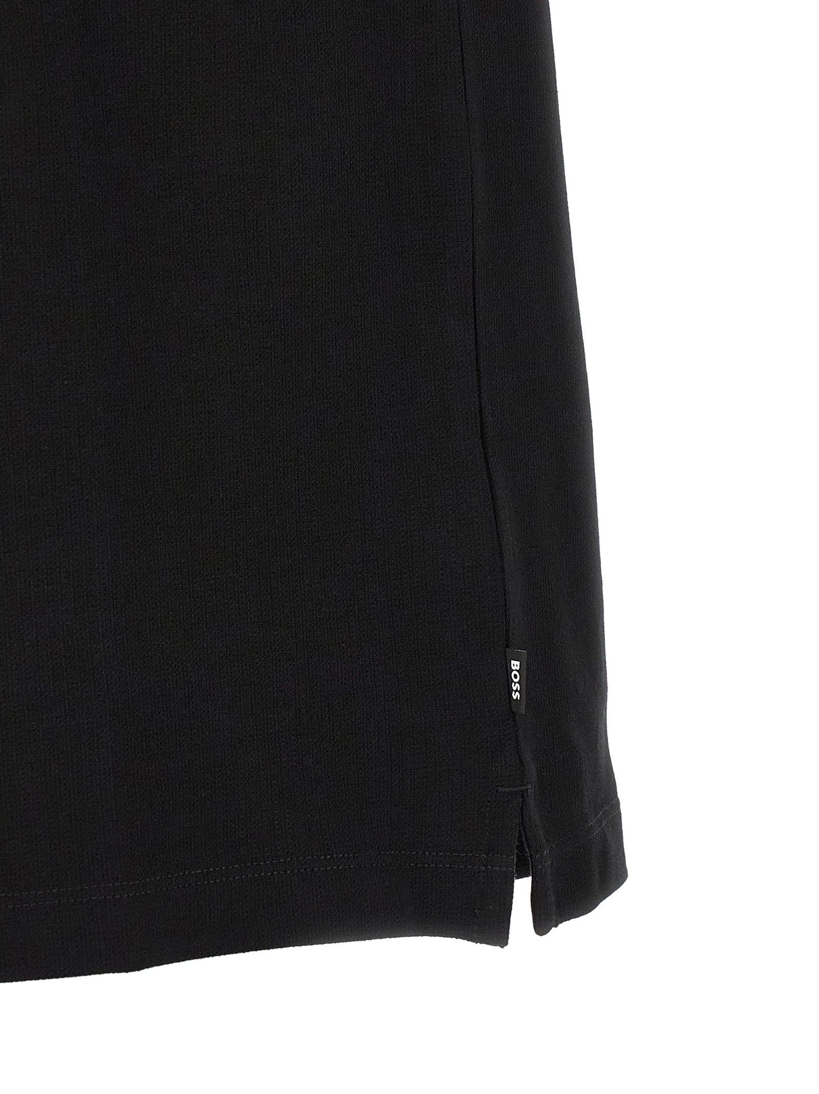 Chemise polo noire en coton de la marque Hugo Boss, vue de face, détails du col et du logo visible.