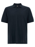 Chemise polo en coton bleu de la marque Hugo Boss, visible avec col et boutons, idéale pour un style élégant décontracté.