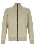 Cardigan en coton beige de Hugo Boss, cardigan homme avec boutons et col rond, porté dans une tenue décontractée.