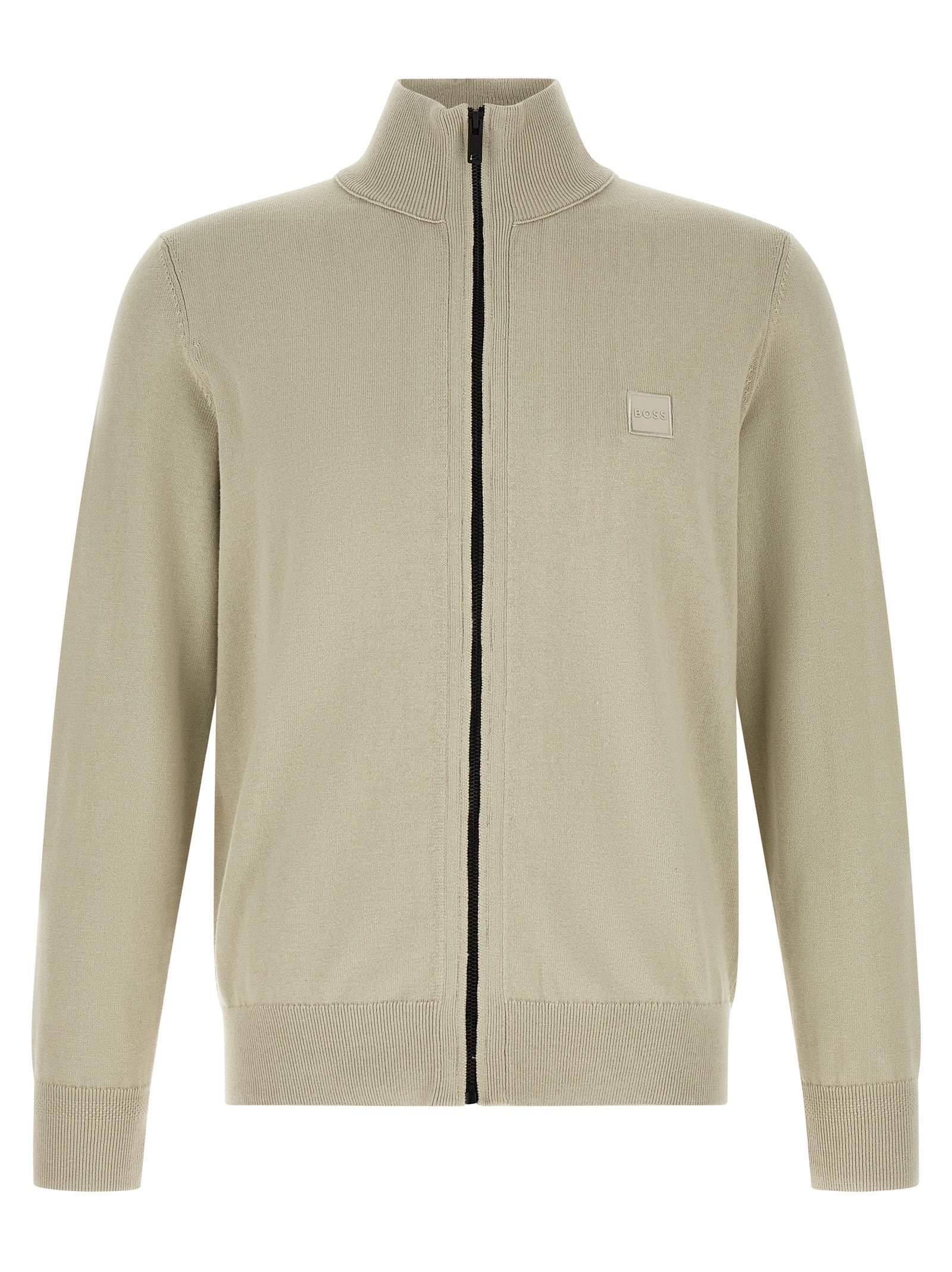 Cardigan en coton beige de Hugo Boss, cardigan homme avec boutons et col rond, porté dans une tenue décontractée.