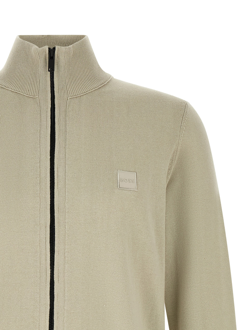 Cardigan en coton beige de la marque Hugo Boss, avec fermeture boutonnée et col rond, porté sur un fond neutre.