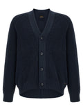 Cardigan en coton bleu de la marque Hugo Boss, détail élégant avec fermeture et poignets côtelés.