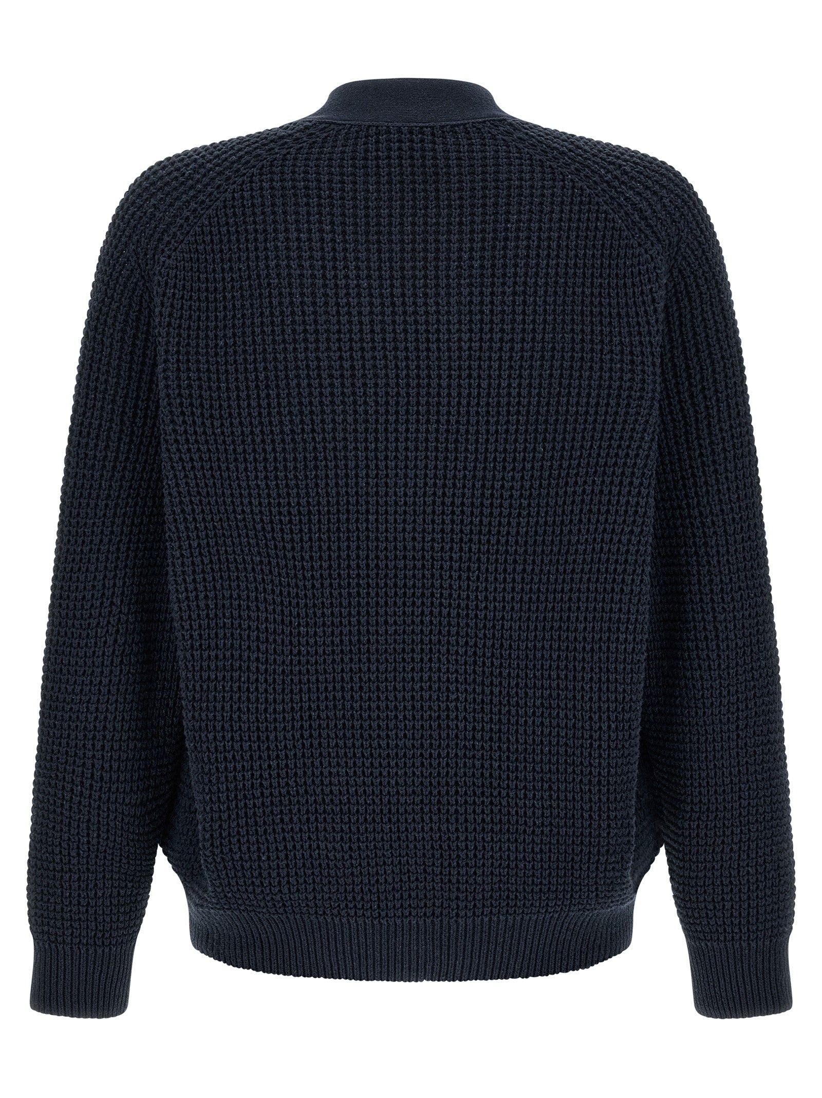 Cardigan en coton bleu de la marque Hugo Boss, porté, avec boutons et col rond, idéal pour un style élégant et décontracté.