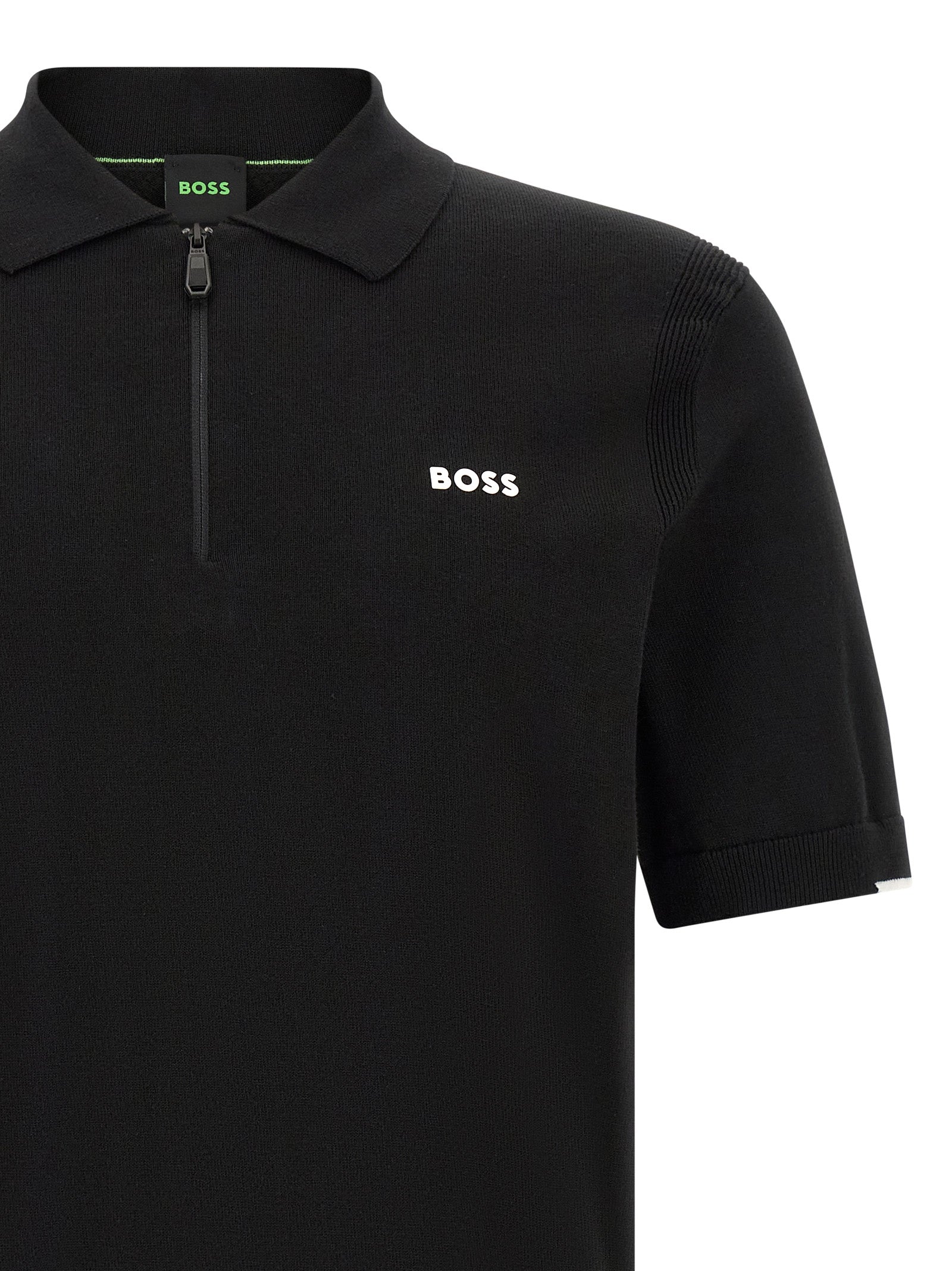 Chemise polo noire en coton de Hugo Boss, vue en gros plan montrant le col et le logo brodé sur la poitrine.
