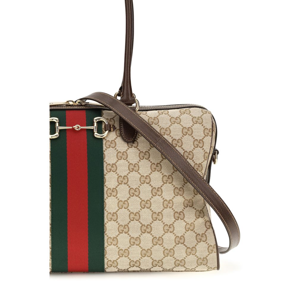 Sac à main en tissu beige de Gucci, avec poignée en cuir et détails élégants, visible dans l'image.