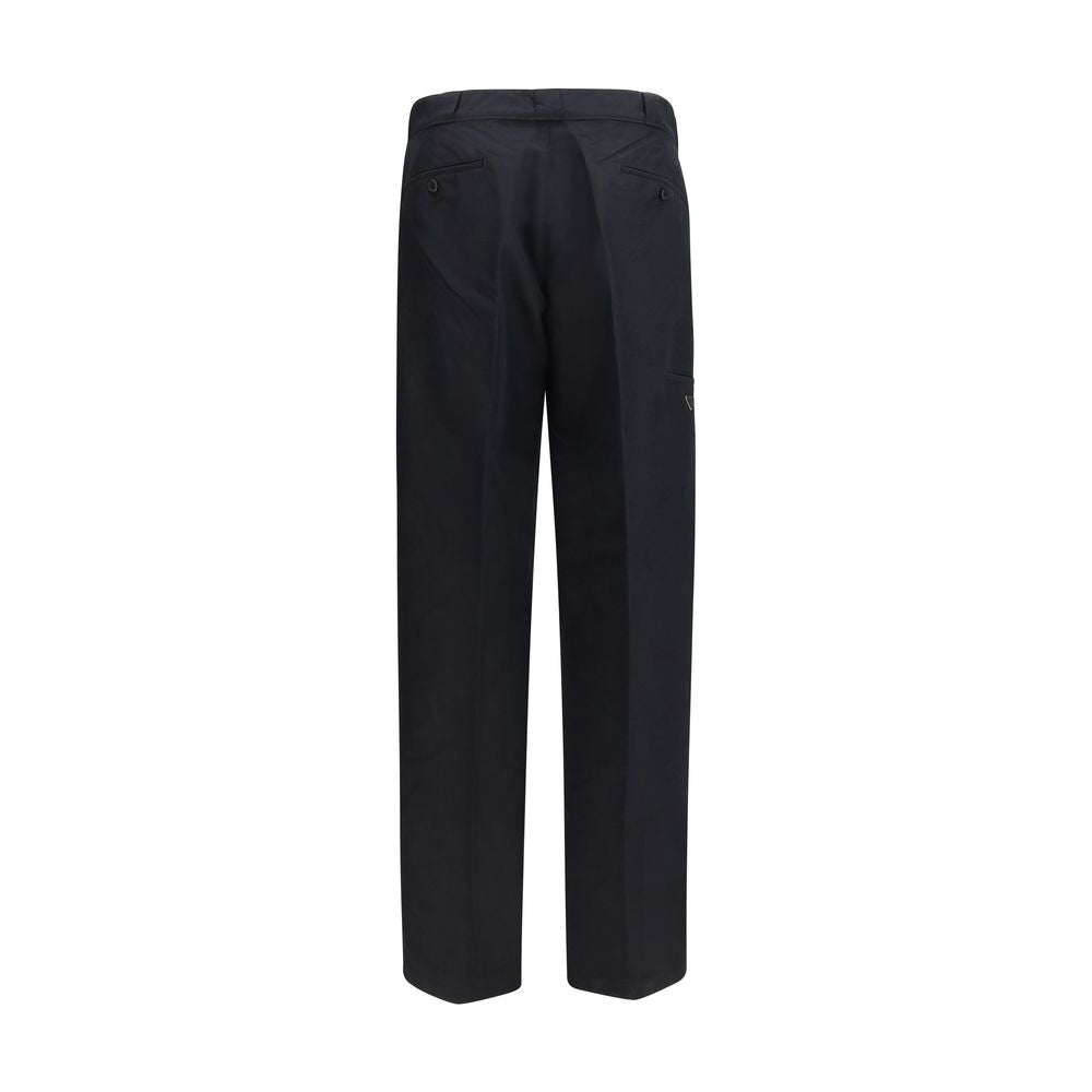 Pantalon décontracté noir en coton de Prada, style casual avec coupe confortable, visible sur le mannequin.