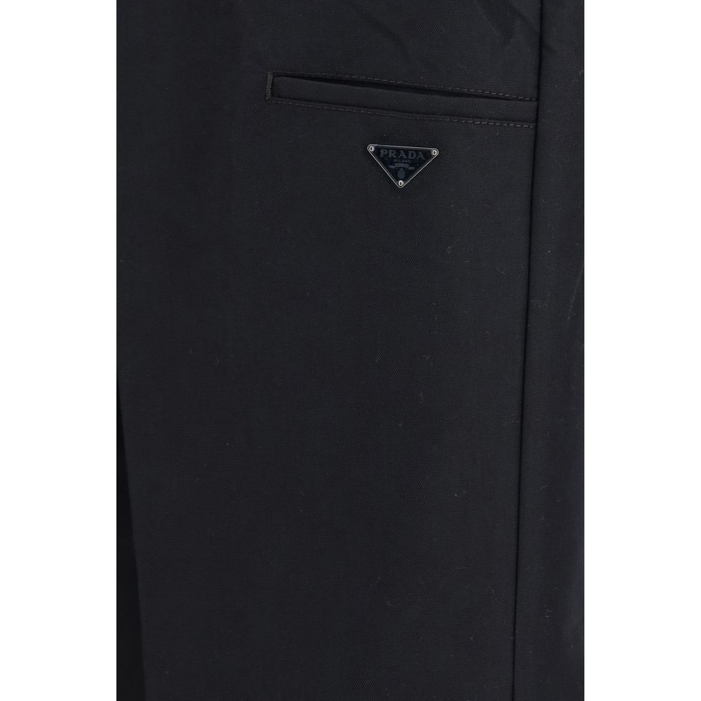 Pantalon décontracté en coton noir Prada, vue de face, avec coupe élégante et détails sobres, pour un style casual sophistiqué.