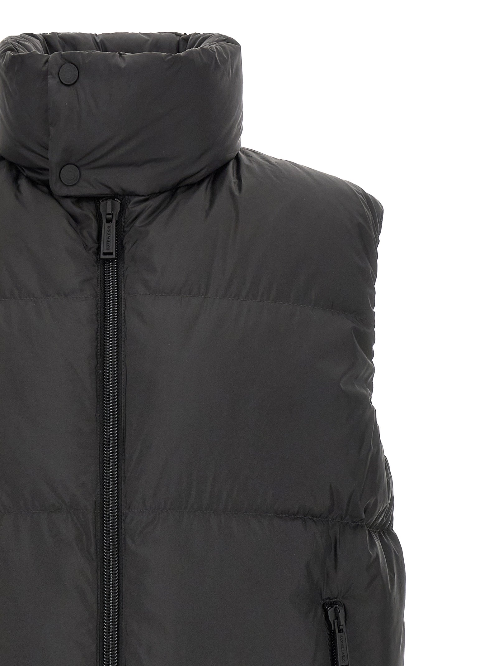 Veste sans manches en polyester noire de la marque Dsquared², coupe moderne et élégante, visible en détail sur l'image.