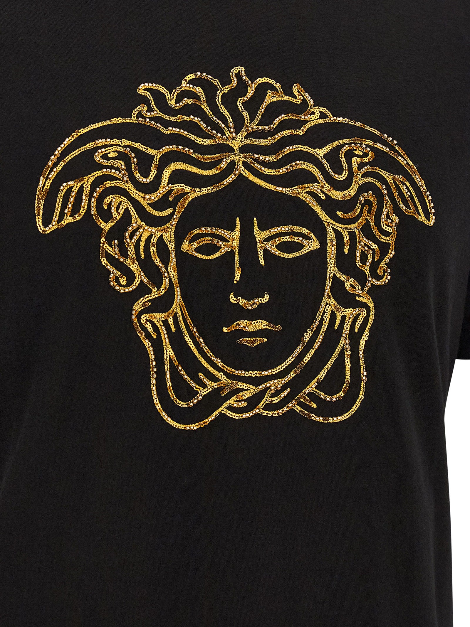 T-shirt noir en coton de la marque Versace, coupe classique, avec logo discret visible sur le devant.