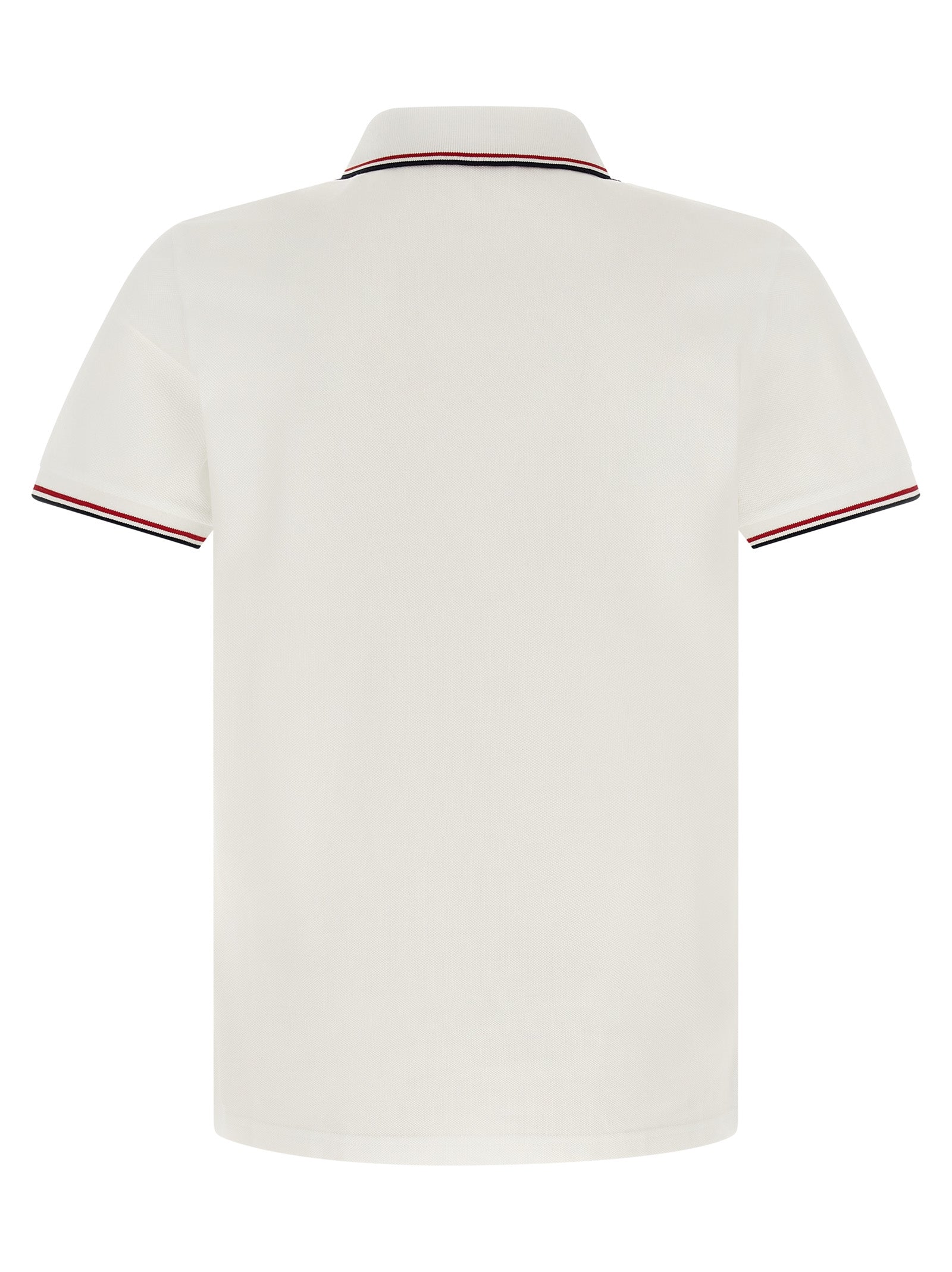 Chemise polo blanche en coton Moncler, vue de face, avec col classique et logo sur la poitrine, tenue élégante et décontractée.