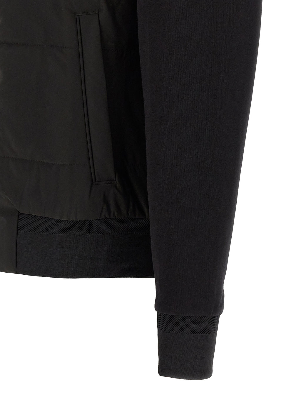 Sweat-shirt en coton noir de la marque Hugo Boss, coupe classique, visible sur un fond neutre.