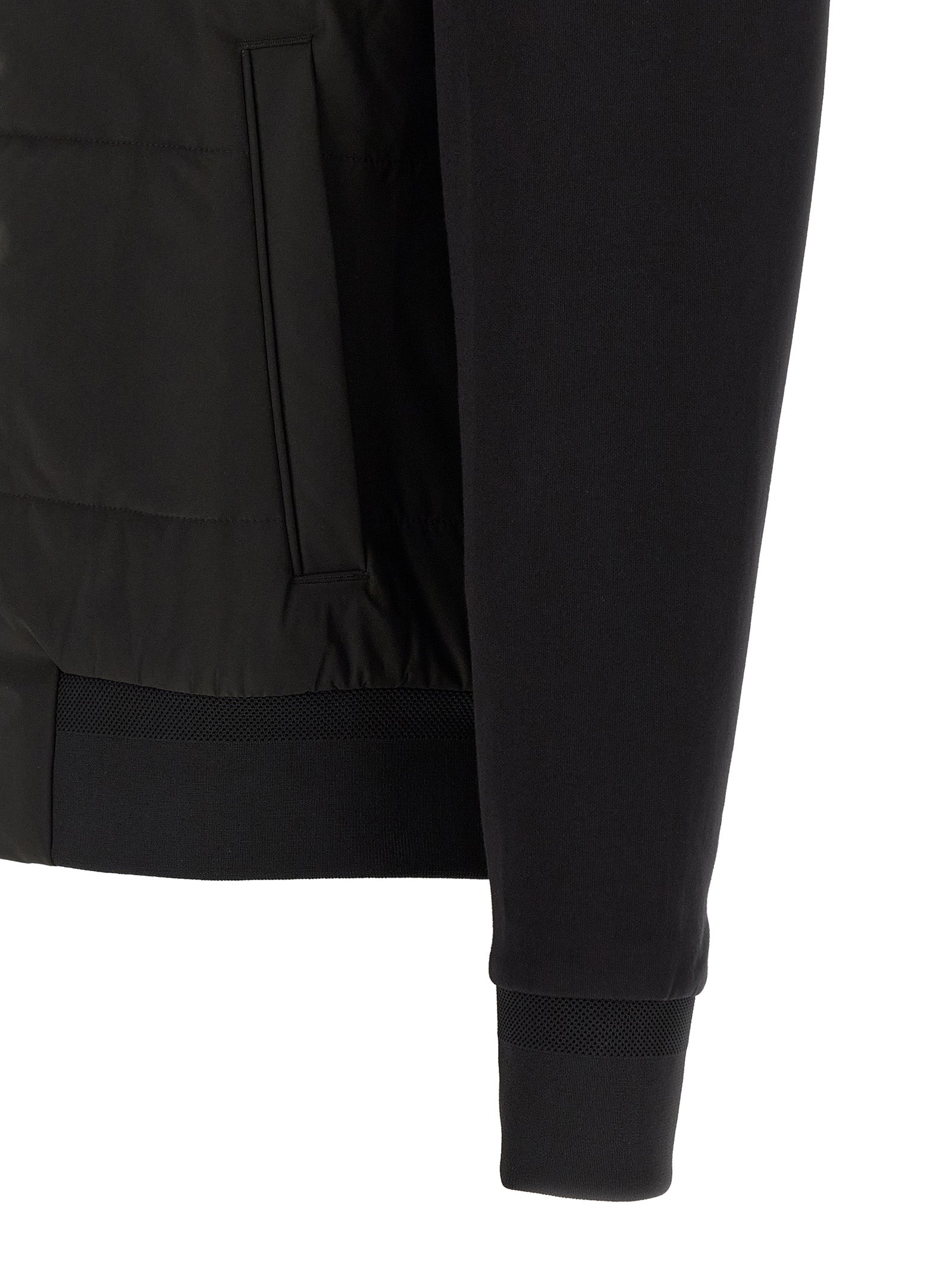 Sweat-shirt en coton noir de la marque Hugo Boss, coupe classique, visible sur un fond neutre.