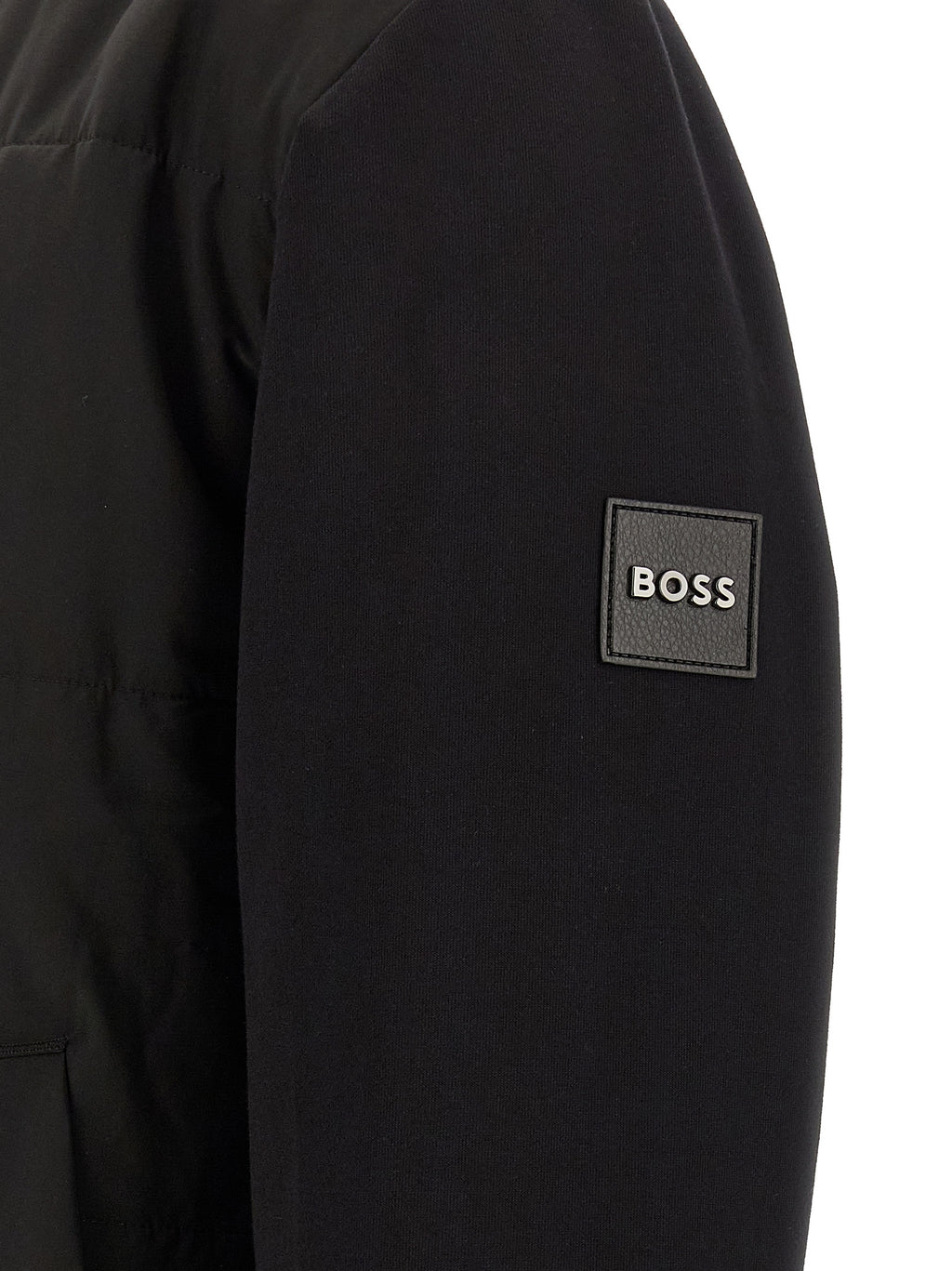 Sweatshirt en coton noir de la marque Hugo Boss, avec logo discret, porté sur un mannequin.