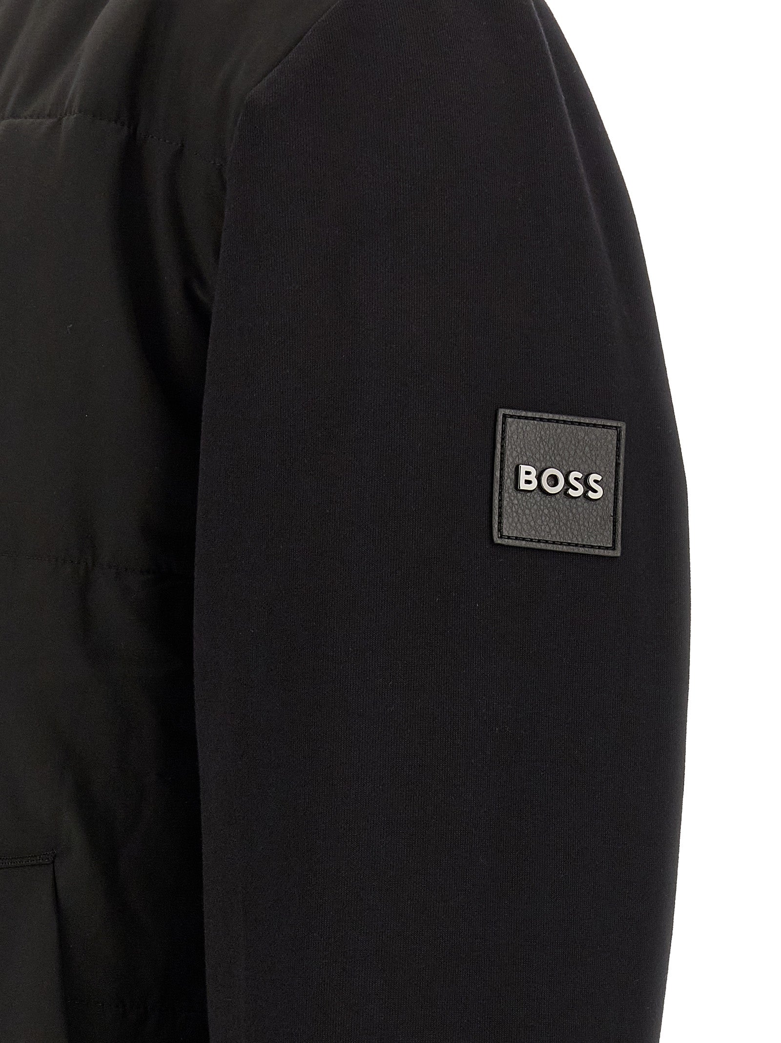 Sweatshirt en coton noir de la marque Hugo Boss, avec logo discret, porté sur un mannequin.