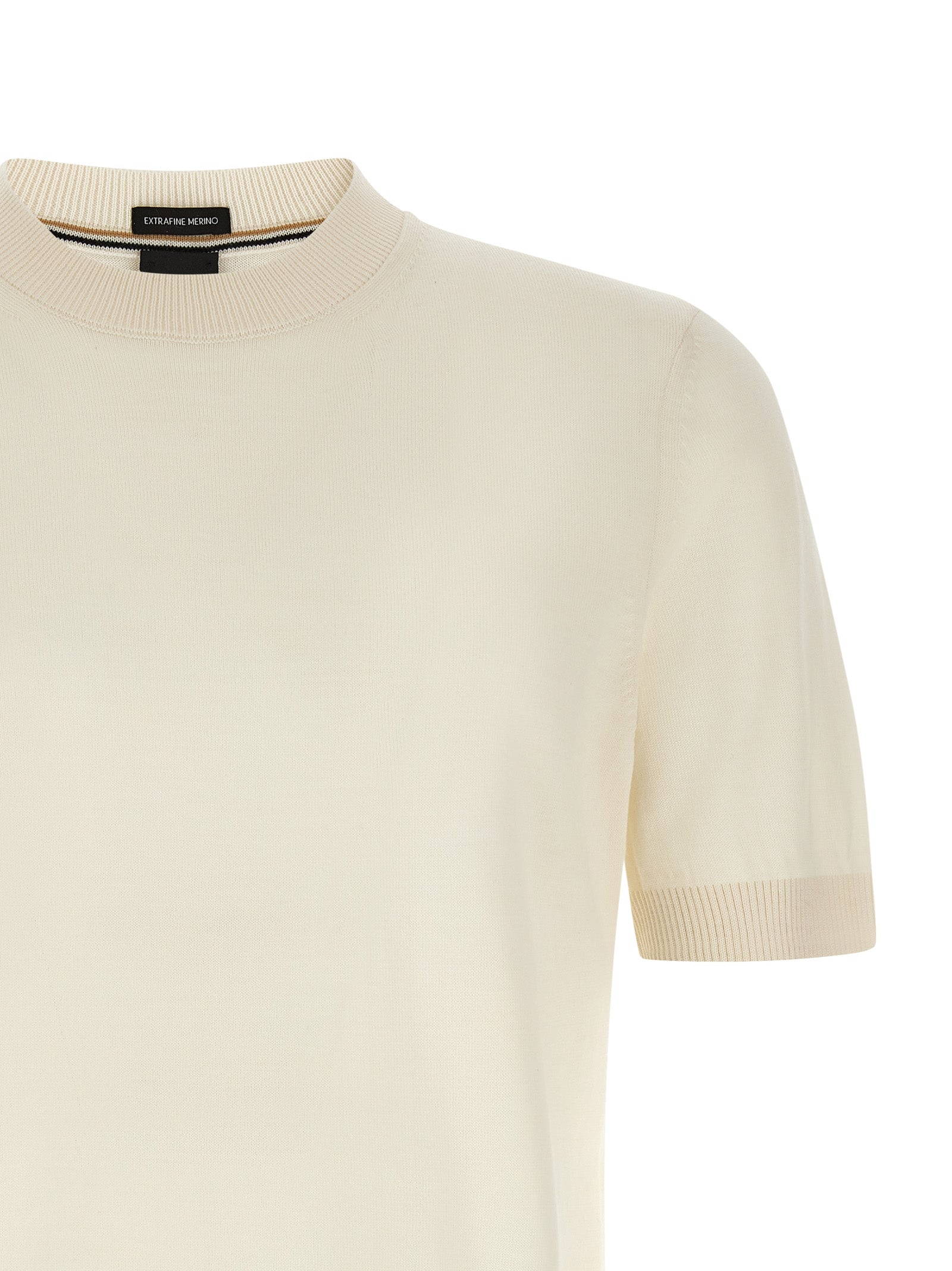 T-shirt blanc en laine vierge de la marque Hugo Boss, coupe classique et tissu doux, visible sur l'image.