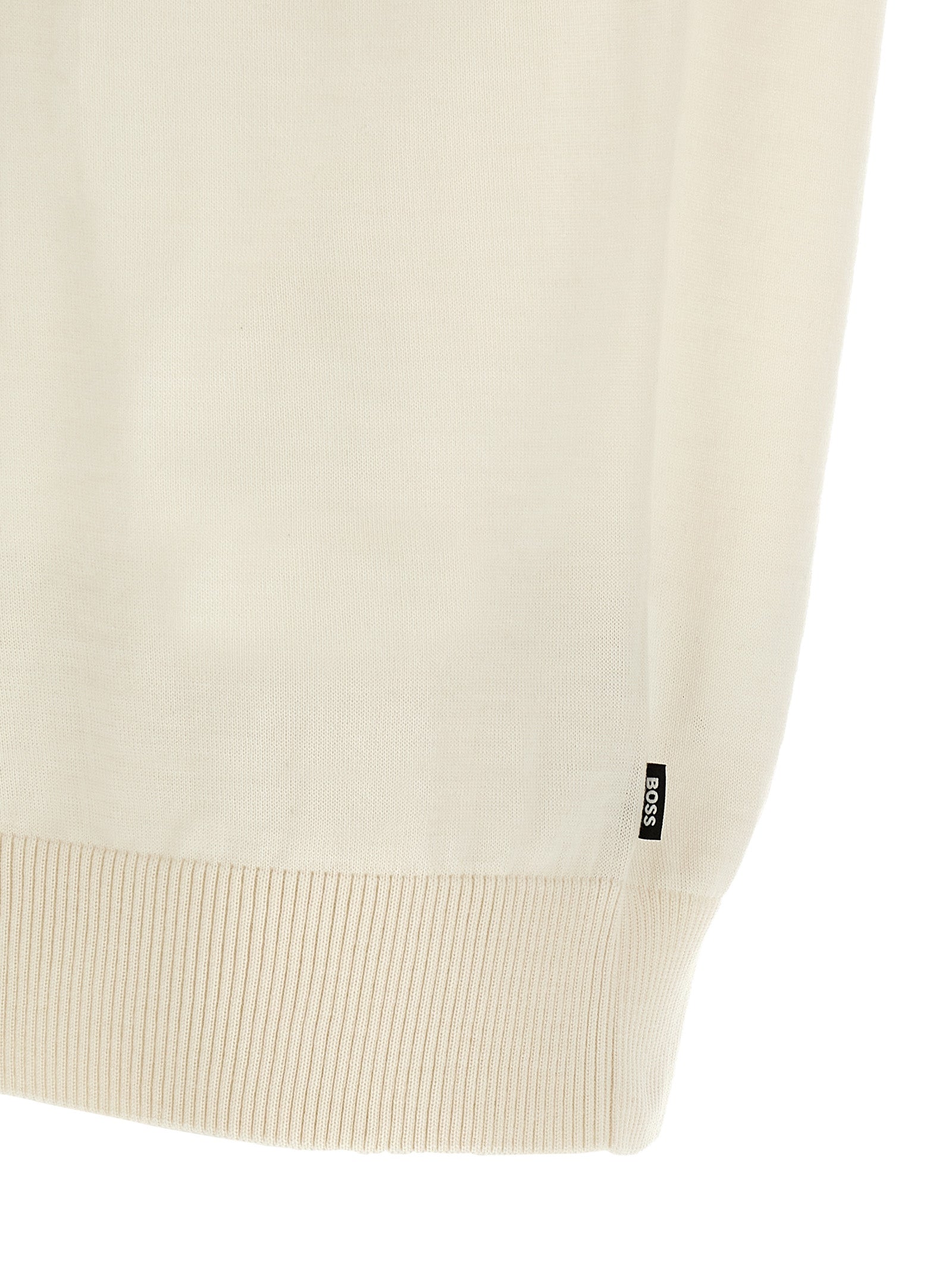 T-shirt blanc en laine vierge de la marque Hugo Boss, avec coupe classique et col rond, visible sur fond neutre.