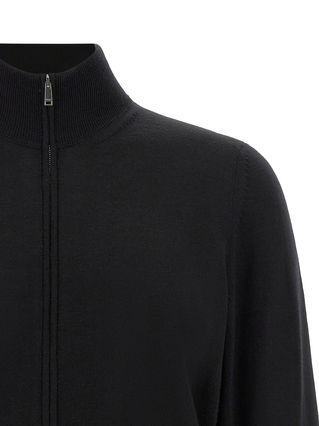 Cardigan noir en laine vierge de Hugo Boss, coupe classique, porté sur un mannequin, détails de finition élégants visible.