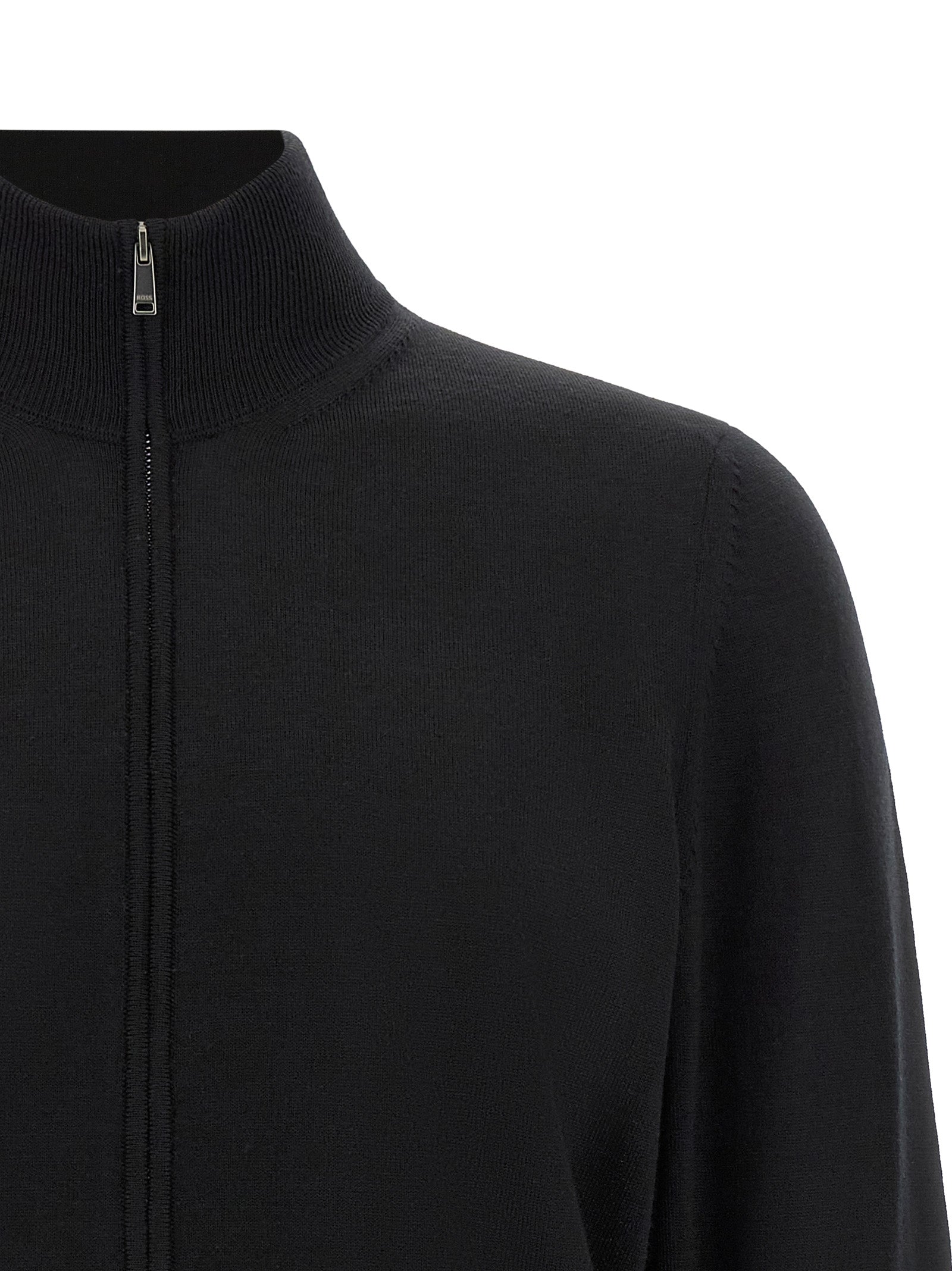 Cardigan noir en laine vierge de Hugo Boss, coupe classique, porté sur un mannequin, détails de finition élégants visible.