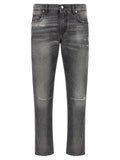 Jeans en denim gris Dolce & Gabbana en coton, coupe classique avec poches et coutures apparentes, porté sur un mannequin.