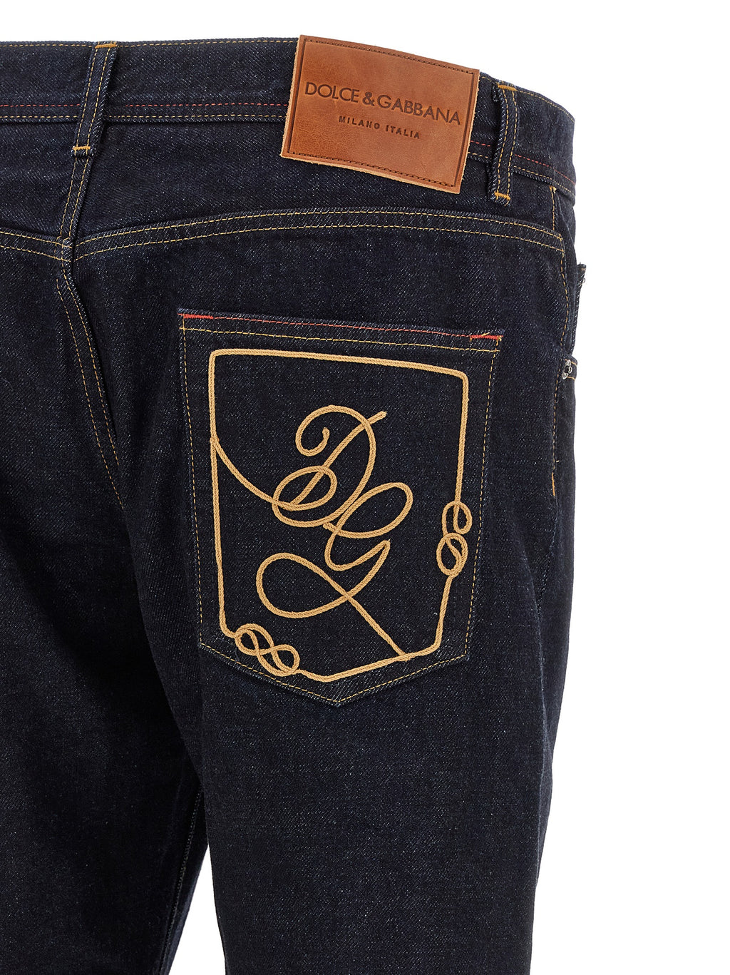 Jeans en denim en coton bleu Dolce & Gabbana, coupe classique avec détails modernes, porté sur un mannequin.
