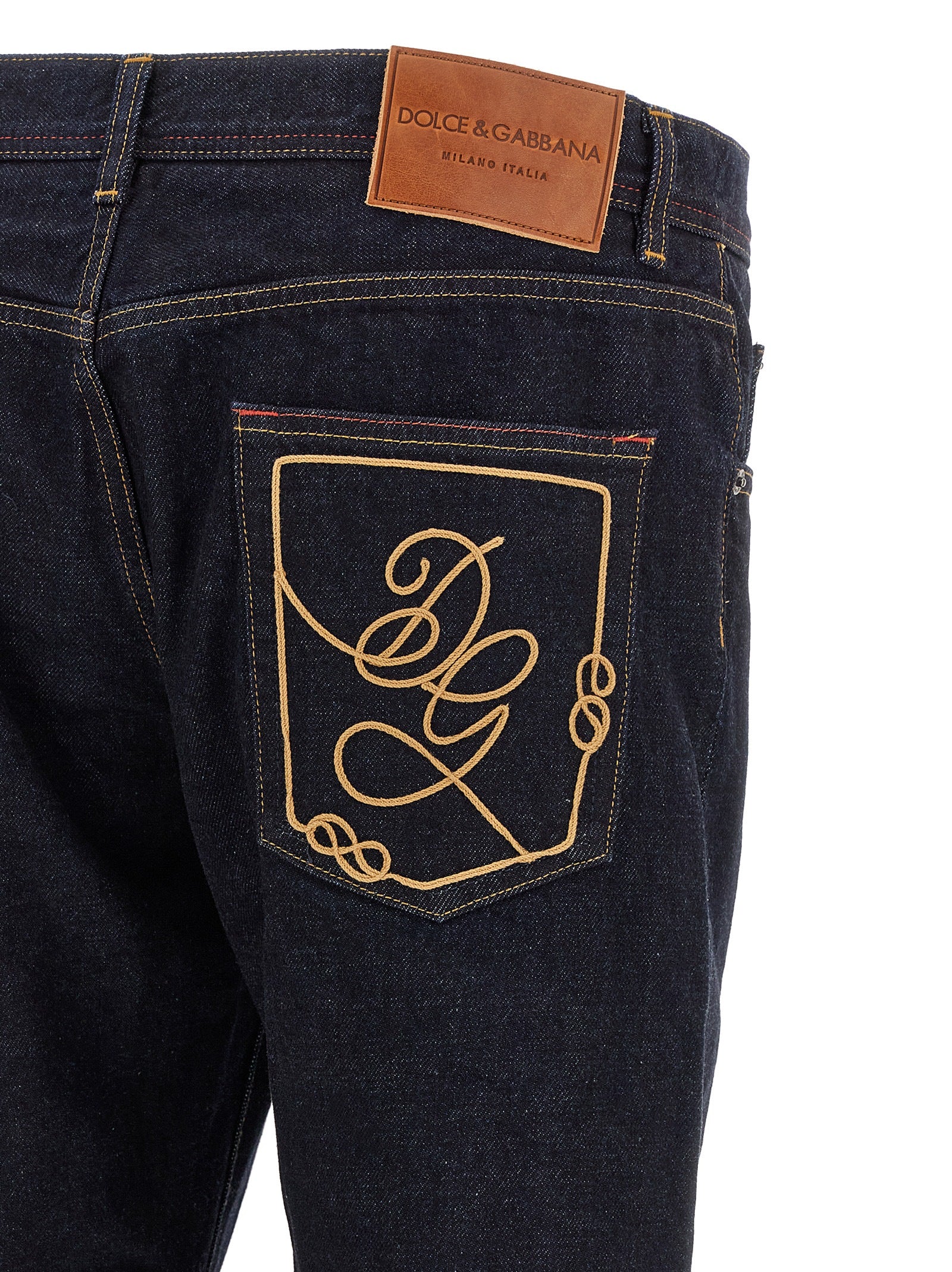 Jeans en denim en coton bleu Dolce & Gabbana, coupe classique avec détails modernes, porté sur un mannequin.