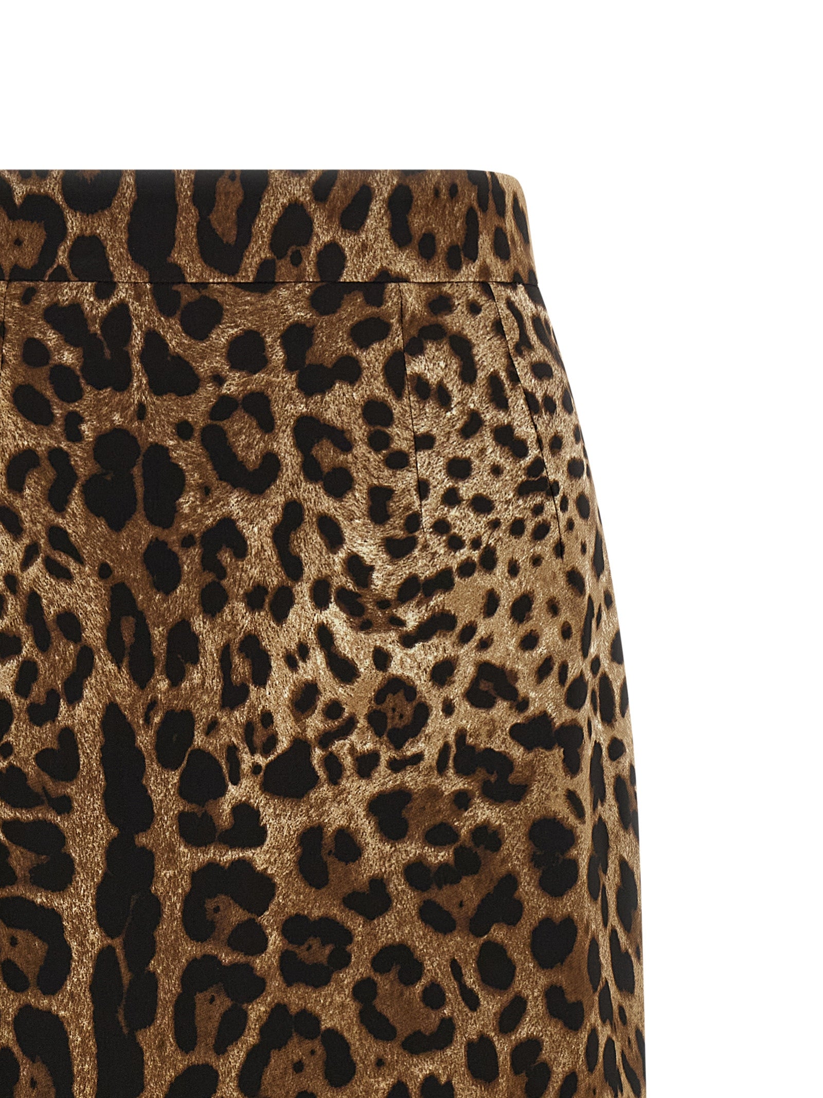 Jupe midi en viscose marron de Dolce & Gabbana, fluide et élégante, portée avec un style sophistiqué.
