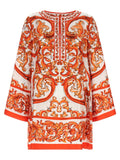 Robe courte en soie orange de Dolce & Gabbana, style élégant avec détails raffinés, portée sur un mannequin.