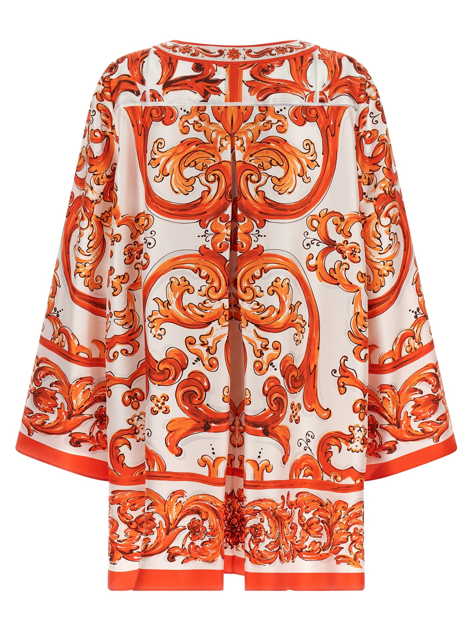 Robe courte en soie orange de Dolce & Gabbana, élégante et élégante, portée avec des détails sophistiqués.