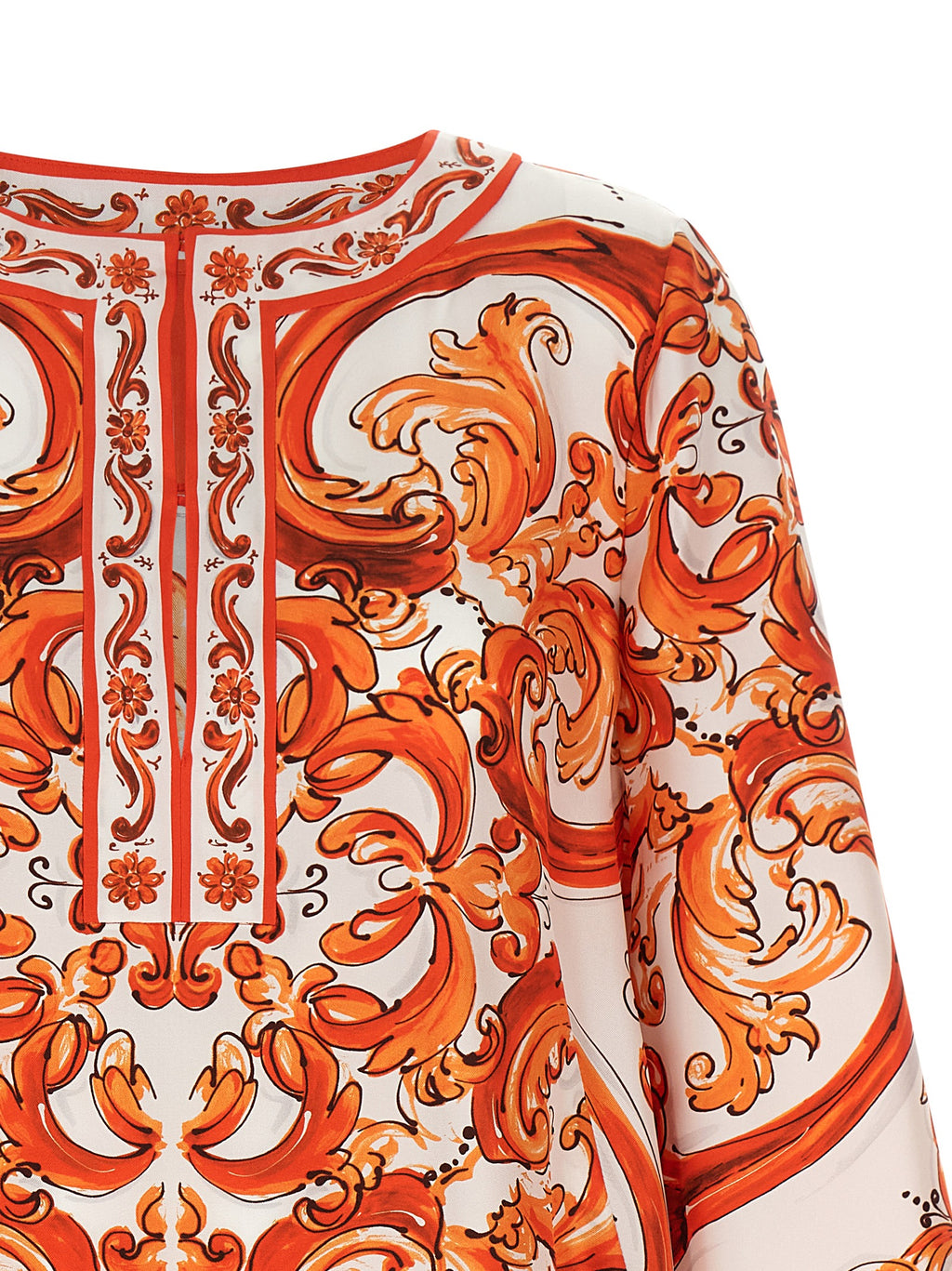 Robe courte en soie orange de Dolce & Gabbana, élégante et fluide, portée sur un mannequin.