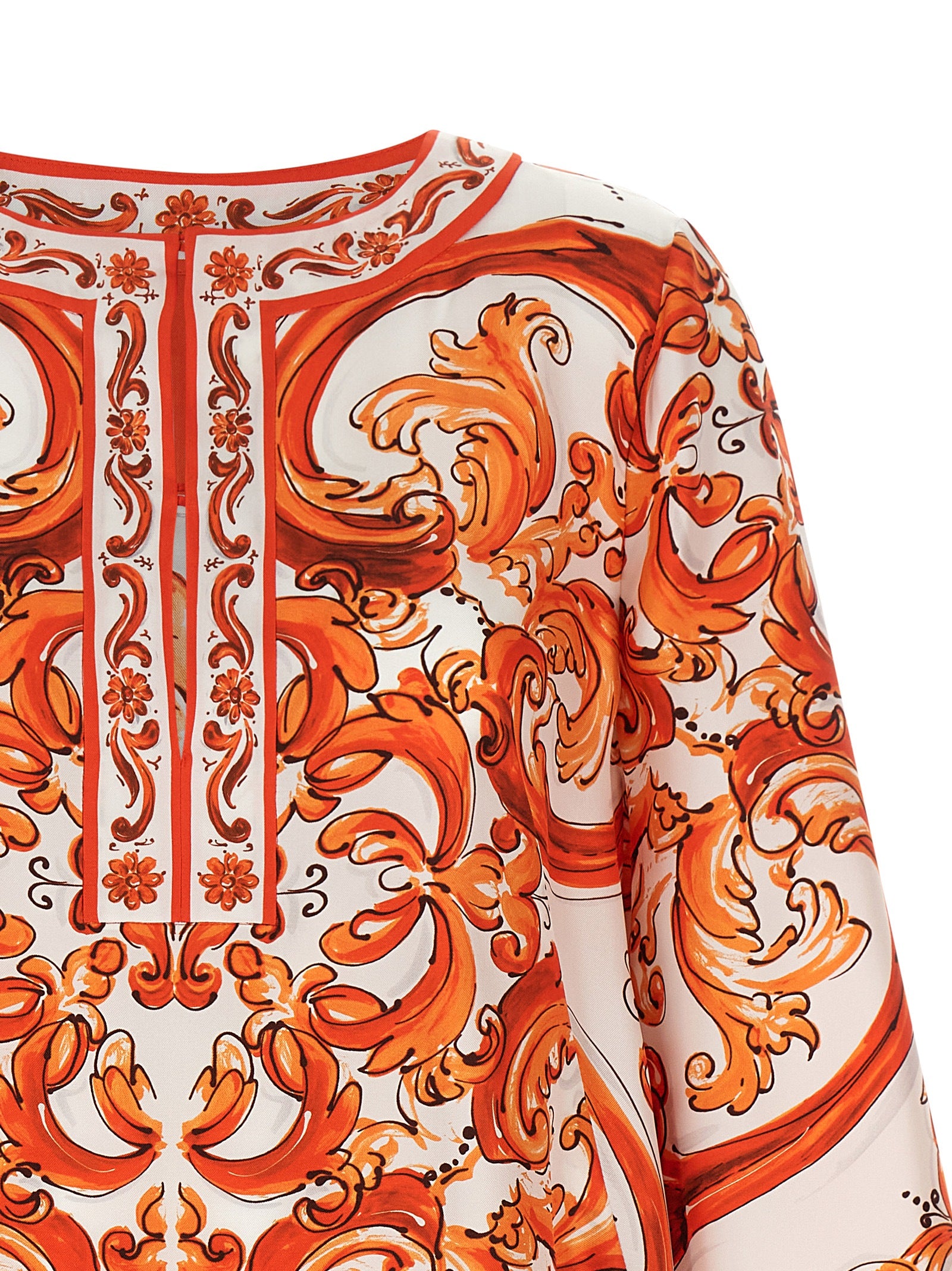 Robe courte en soie orange de Dolce & Gabbana, élégante et fluide, portée sur un mannequin.