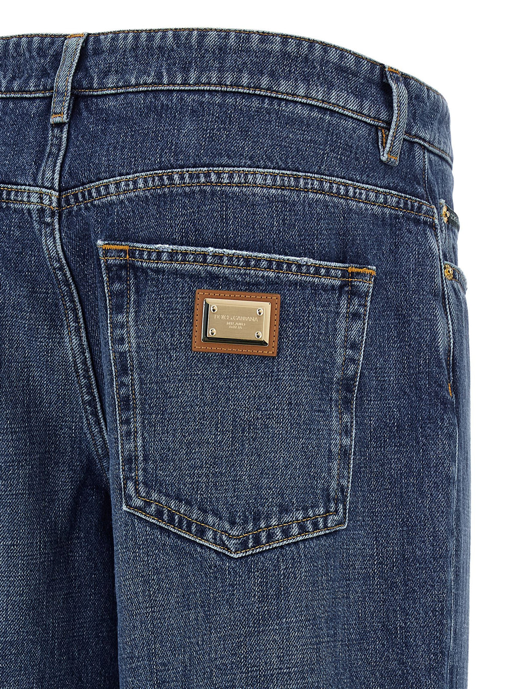 Jeans en coton bleu Dolce & Gabbana, coupe décontractée, affichés sur un mannequin avec détails de couture visibles.