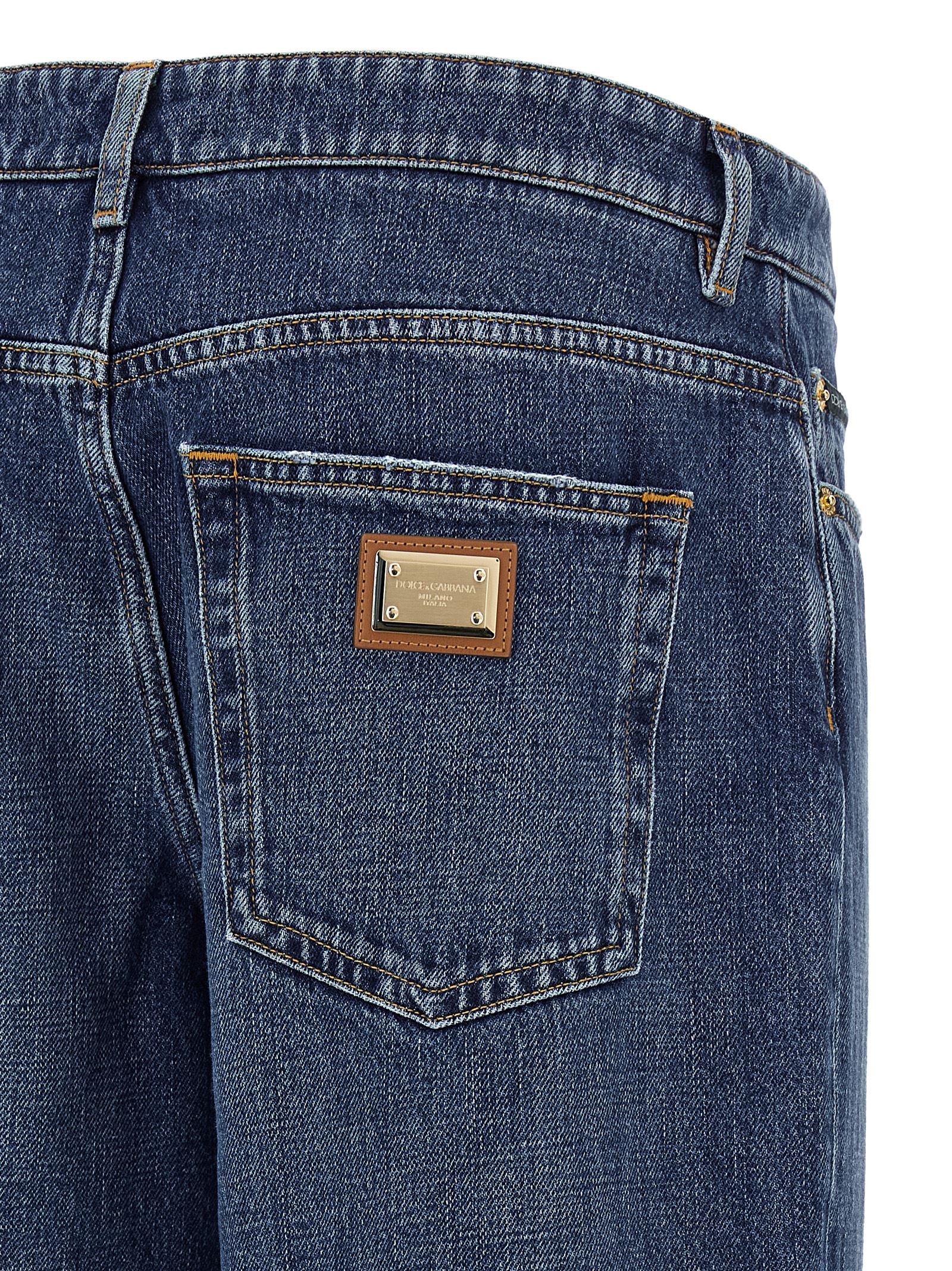 Jeans en coton bleu Dolce & Gabbana, coupe décontractée, affichés sur un mannequin avec détails de couture visibles.