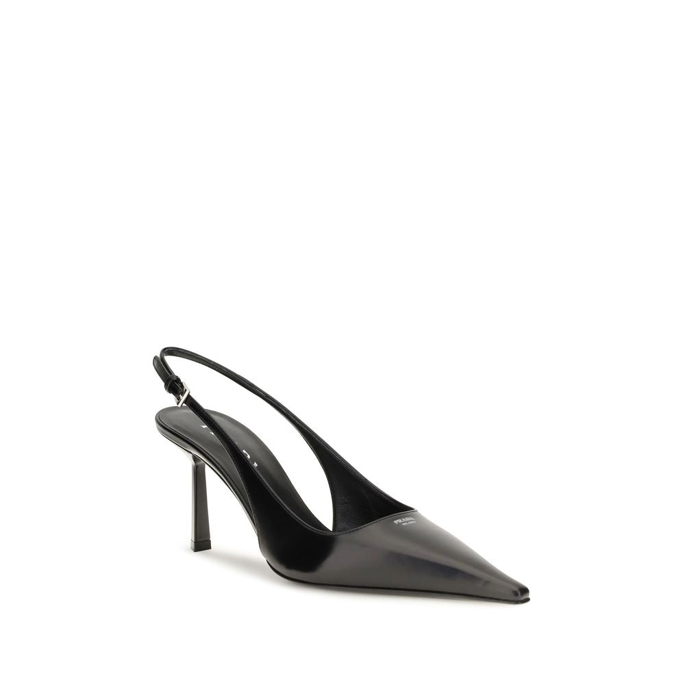 Chaussures Prada en cuir de veau noir, talons hauts Bos Taurus, élégantes et sophistiquées, visibles sur l'image.