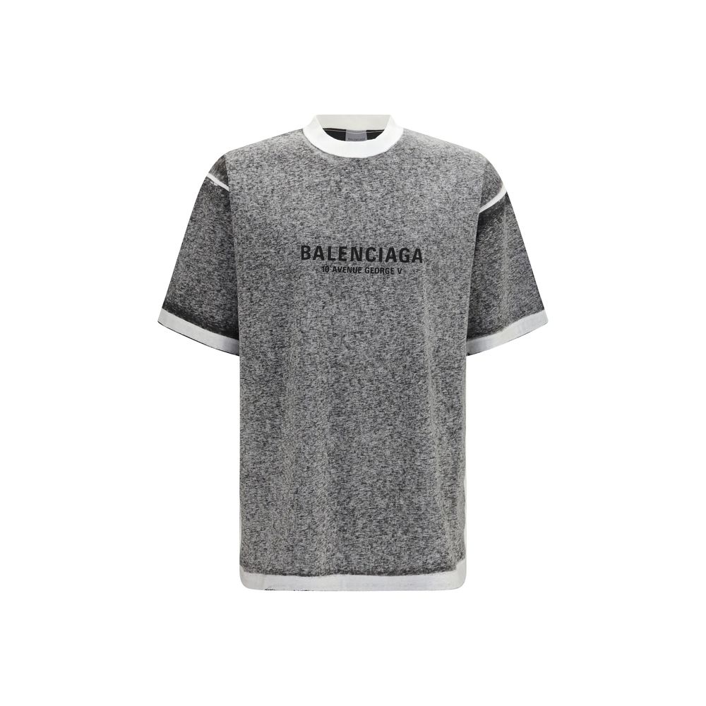 T-shirt gris en coton de la marque Balenciaga, coupe décontractée, logo discret sur le devant, porté sur mannequin.