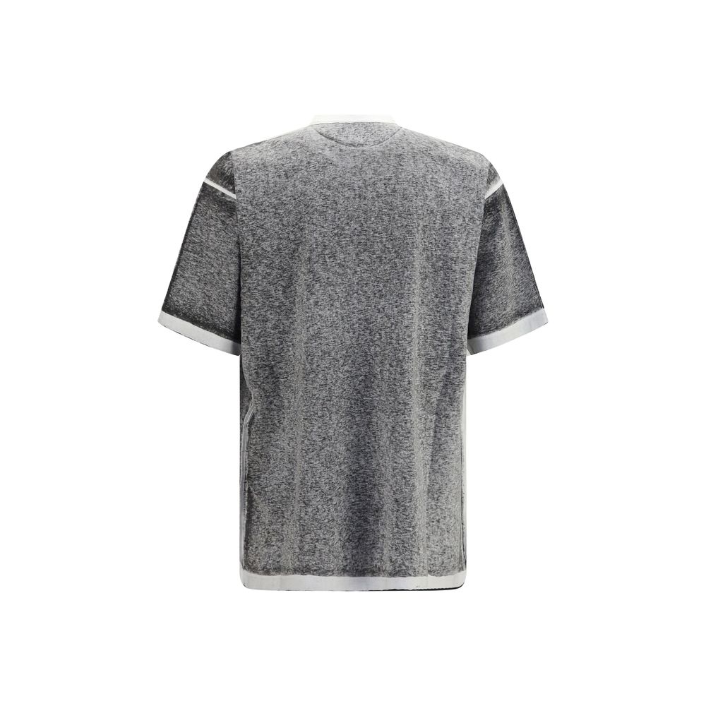 T-shirt gris en coton de Balenciaga, coupe classique, avec logo discret sur la poitrine, porté sur mannequin.