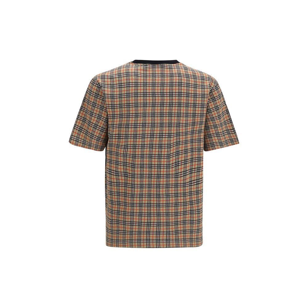 T-shirt en coton multicolore de Burberry, style décontracté avec logo visible, porté sur mannequin blanc.