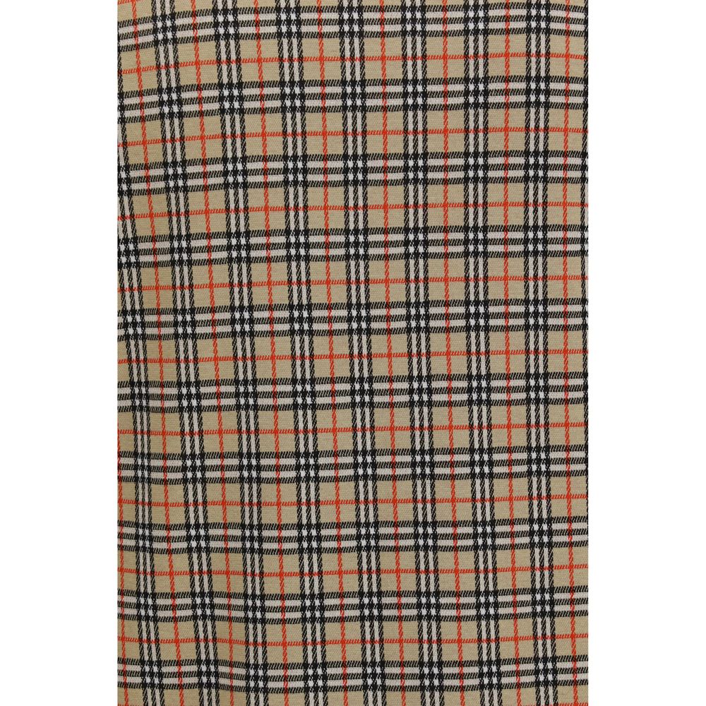 T-shirt en coton multicolore de Burberry, coupe classique avec logo emblématique, portée sur mannequin.