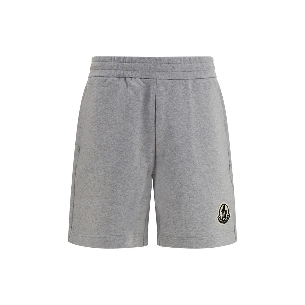 Shorts bermuda en coton gris de la marque Moncler, vue de face, avec détails de la ceinture et des poches.