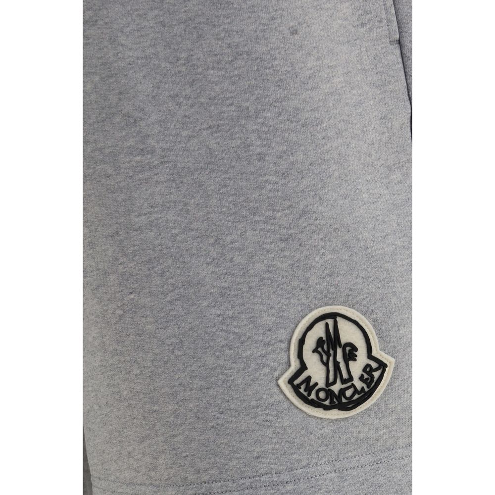Shorts Bermuda gris en coton de marque Moncler, coupe décontractée et style élégant pour homme.