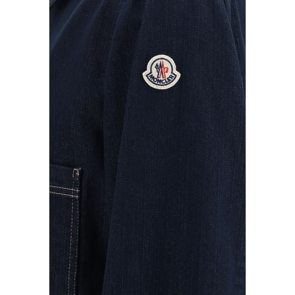 Veste en denim en coton bleu Moncler, coupe classique avec détails modernes, visible sur l'image.