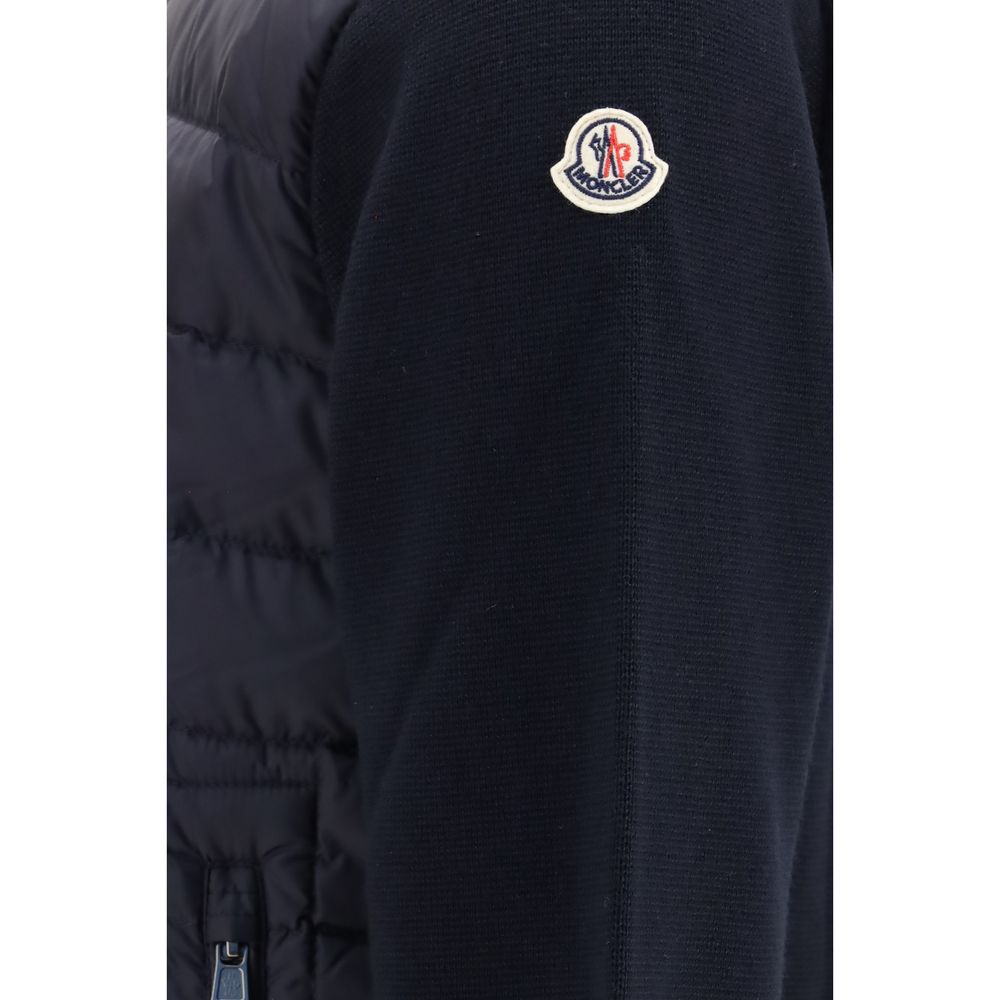 Veste longue en duvet bleu Moncler Goose Down, coupe élégante, fermeture éclair et capuche, veste d'hiver chaude et stylée.