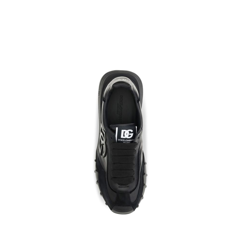 Sneakers athlétiques noires Dolce & Gabbana en cuir de veau, modèle Bos Taurus, avec design moderne et détails élégants.
