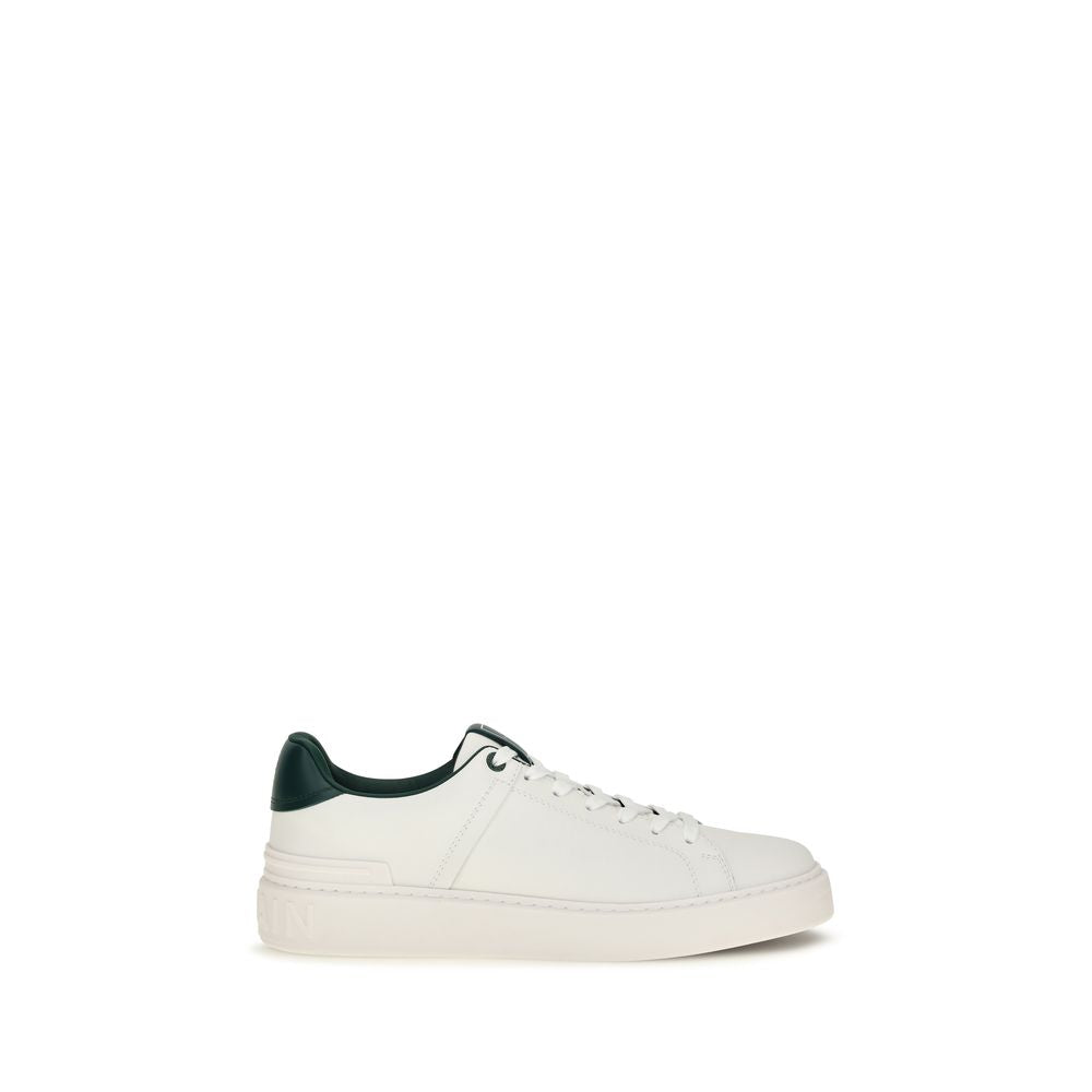 Sneakers Balmain en cuir de veau blanc Bos Taurus avec semelle épaisse et détails de luxe, vue de face sur fond blanc.