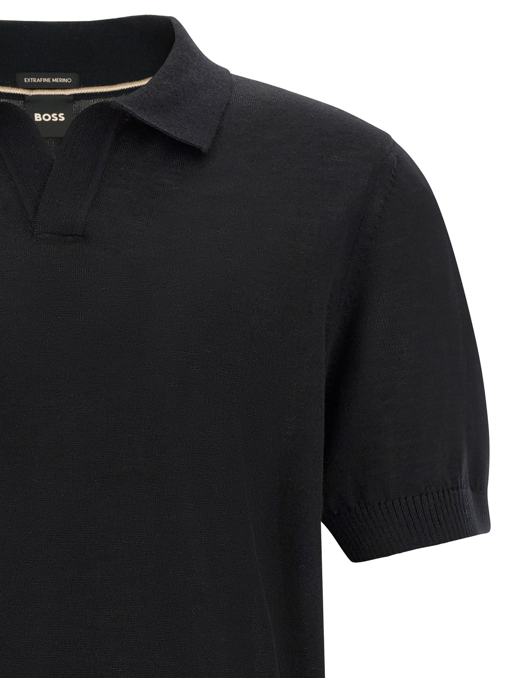 Chemise polo noire en laine vierge de Hugo Boss, vue rapprochée montrant le col et les détails du tissu en laine.