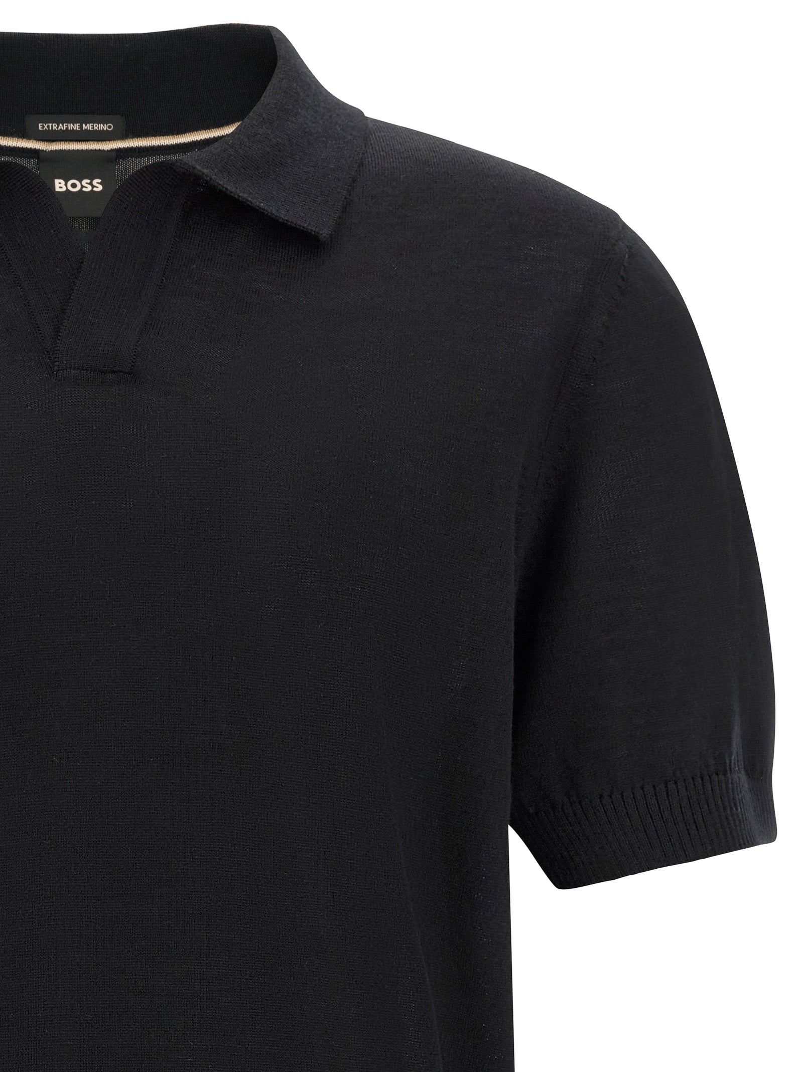 Chemise polo noire en laine vierge de Hugo Boss, vue rapprochée montrant le col et les détails du tissu en laine.
