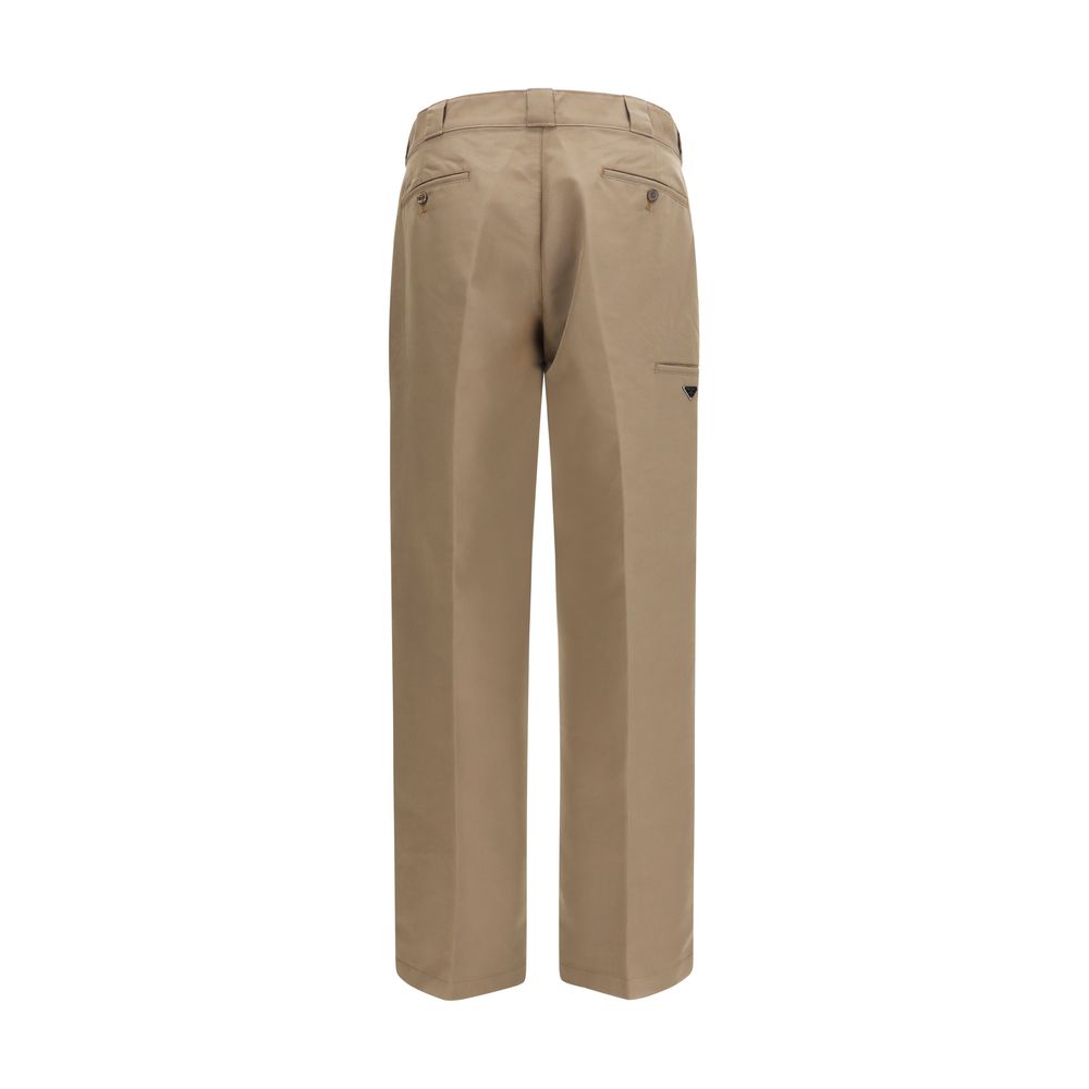 Pantalon décontracté en coton marron de Prada, style casual, avec une coupe confortable et élégante.