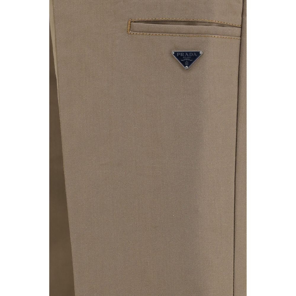 Pantalon décontracté en coton marron de Prada, coupe confortable et style élégant, porté sur un modèle.