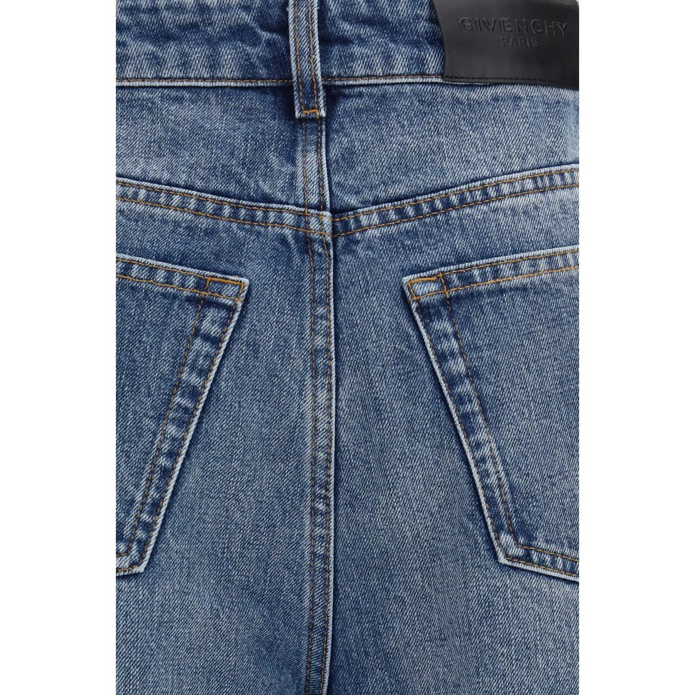 Jeans décontractés en coton bleu de Givenchy, coupe relaxée, visible avec détails et texture du tissu.
